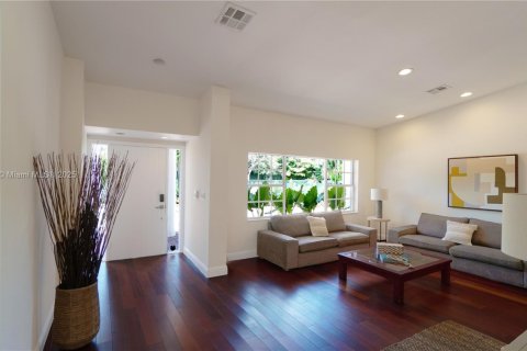 House in Key Biscayne, Florida 4 bedrooms, 316.15 sq.m. № 1957604 - photo 12