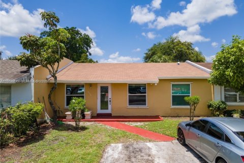 Casa en venta en Miami Gardens, Florida, 3 dormitorios, 126.81 m2 № 2017682 - foto 2