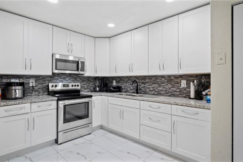 Casa en venta en Miami Gardens, Florida, 3 dormitorios, 126.81 m2 № 2017682 - foto 9