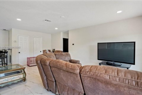 Casa en venta en Miami Gardens, Florida, 3 dormitorios, 126.81 m2 № 2017682 - foto 4