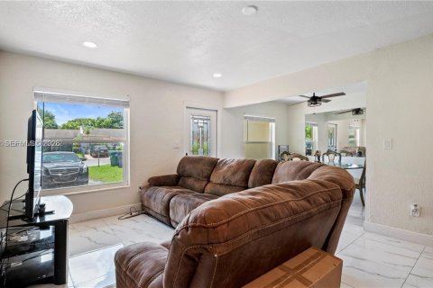 Casa en venta en Miami Gardens, Florida, 3 dormitorios, 126.81 m2 № 2017682 - foto 7