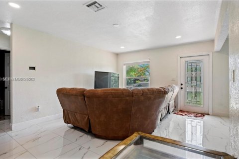 Casa en venta en Miami Gardens, Florida, 3 dormitorios, 126.81 m2 № 2017682 - foto 16