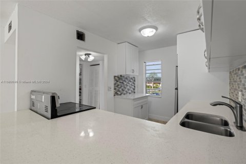 Condo in West Palm Beach, Florida, 1 bedroom  № 1867212 - photo 12