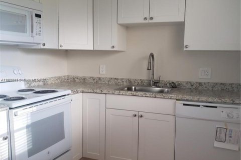 Condo in Pembroke Pines, Florida, 2 bedrooms  № 1763547 - photo 1