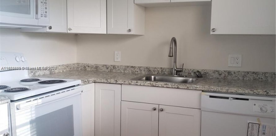 Condo in Pembroke Pines, Florida, 2 bedrooms № 1763547