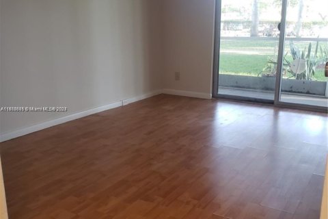 Condo in Pembroke Pines, Florida, 2 bedrooms  № 1763547 - photo 16