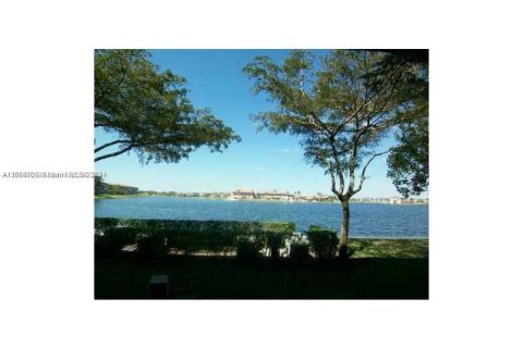 Condo in Pembroke Pines, Florida, 2 bedrooms  № 1763547 - photo 9