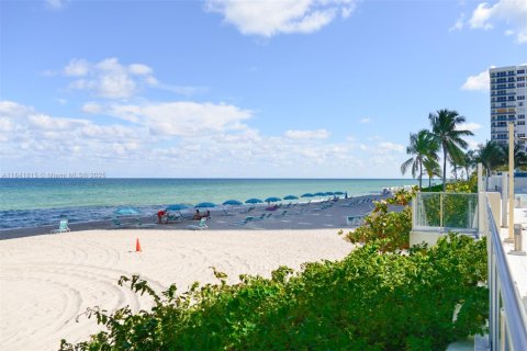 Condo in Hollywood, Florida, 1 bedroom  № 1939986 - photo 26