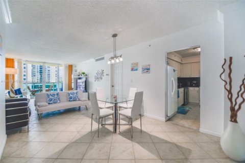 Condominio en alquiler en Hollywood, Florida, 1 dormitorio, 77.57 m2 № 1939986 - foto 5