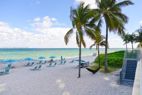 Condo in Hollywood, Florida, 1 bedroom  № 1939986 - photo 25