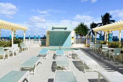 Condominio en alquiler en Hollywood, Florida, 1 dormitorio, 77.57 m2 № 1939986 - foto 28
