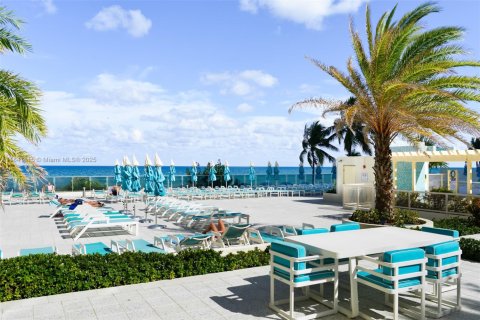 Condo in Hollywood, Florida, 1 bedroom  № 1939986 - photo 27