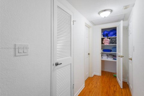 Condo in Hollywood, Florida, 1 bedroom  № 1939986 - photo 14