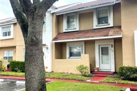 Townhouse in Tamarac, Florida 3 bedrooms, 133.78 sq.m. № 1945340 - photo 3