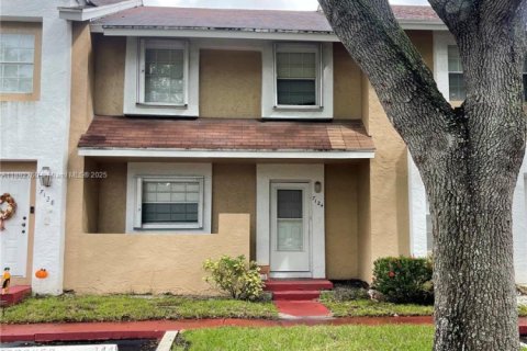 Townhouse in Tamarac, Florida 3 bedrooms, 133.78 sq.m. № 1945340 - photo 1