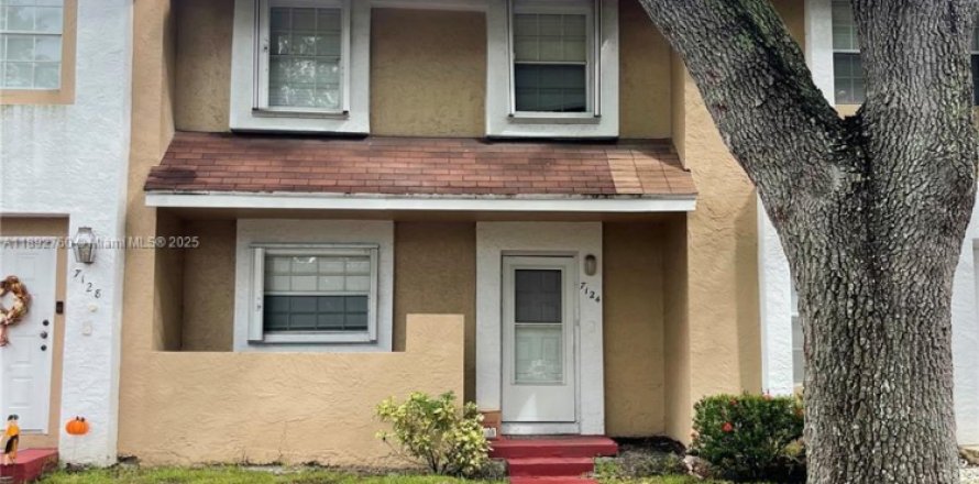 Townhouse in Tamarac, Florida 3 bedrooms, 133.78 sq.m. № 1945340