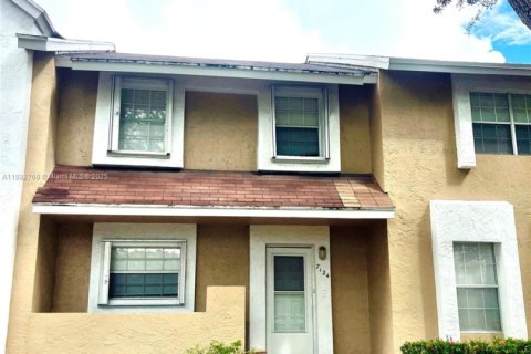 Townhouse in Tamarac, Florida 3 bedrooms, 133.78 sq.m. № 1945340 - photo 2