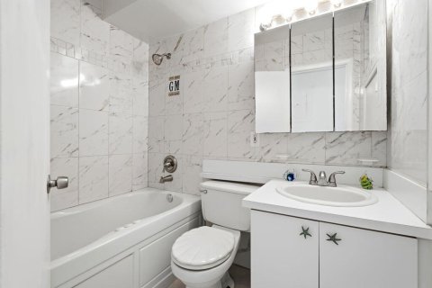 Condo in Hollywood, Florida, 1 bedroom № 2087959 - photo 9