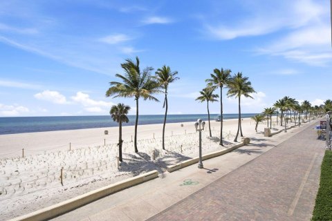 Condo in Hollywood, Florida, 1 bedroom № 2087959 - photo 16