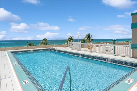 Condo in Hollywood, Florida, 1 bedroom № 2087959 - photo 13