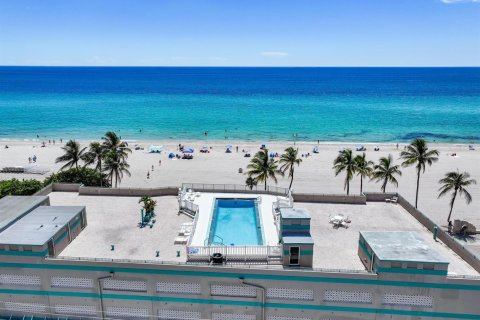 Condo in Hollywood, Florida, 1 bedroom № 2087959 - photo 12