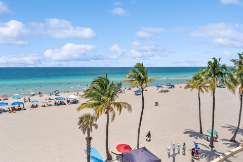 Condo in Hollywood, Florida, 1 bedroom № 2087959 - photo 15