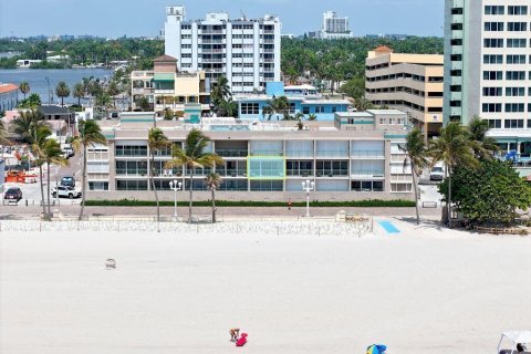 Condo in Hollywood, Florida, 1 bedroom № 2087959 - photo 2