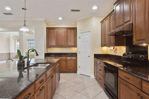 House in Clermont, Florida 4 bedrooms, 274.99 sq.m. № 2302487 - photo 11