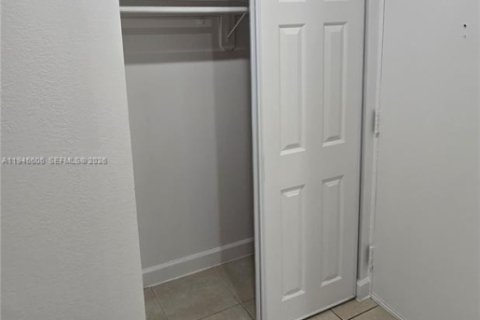 Apartamento en alquiler en Cutler Bay, Florida, 3 dormitorios, 20773.04 m2 № 2002014 - foto 4