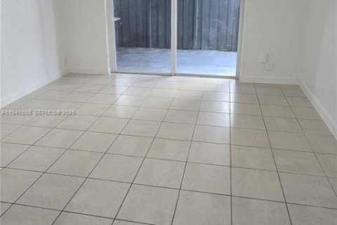 Apartamento en alquiler en Cutler Bay, Florida, 3 dormitorios, 20773.04 m2 № 2002014 - foto 2