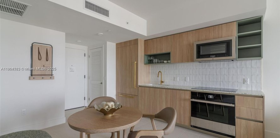 Condominio en Miami, Florida, 1 dormitorio  № 1956518
