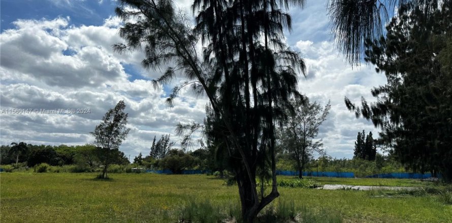 Commercial property in Miami, Florida № 1099163