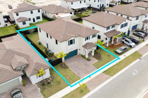 Купить виллу или дом в Майами, Флорида 5 спален, 302.12м2, № 1952372 - фото 3