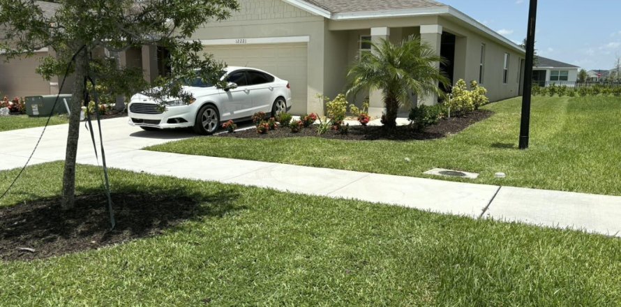 House in Port St. Lucie, Florida 3 bedrooms, 149.94 sq.m. № 2250216