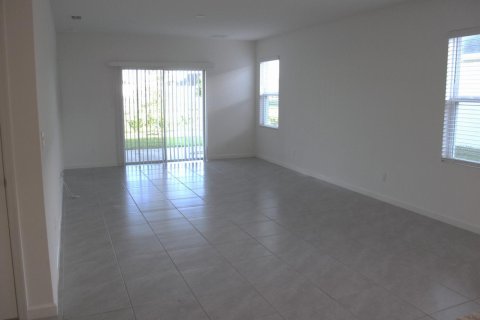 House in Port St. Lucie, Florida 3 bedrooms, 149.94 sq.m. № 2250216 - photo 6