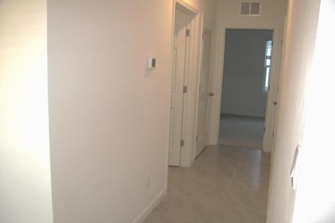 House in Port St. Lucie, Florida 3 bedrooms, 149.94 sq.m. № 2250216 - photo 19
