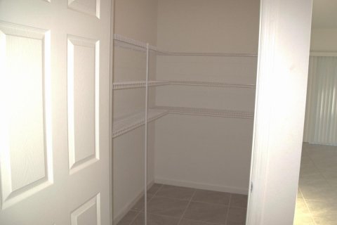 House in Port St. Lucie, Florida 3 bedrooms, 149.94 sq.m. № 2250216 - photo 12