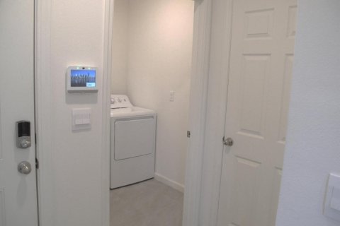 House in Port St. Lucie, Florida 3 bedrooms, 149.94 sq.m. № 2250216 - photo 24