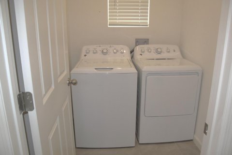 House in Port St. Lucie, Florida 3 bedrooms, 149.94 sq.m. № 2250216 - photo 25