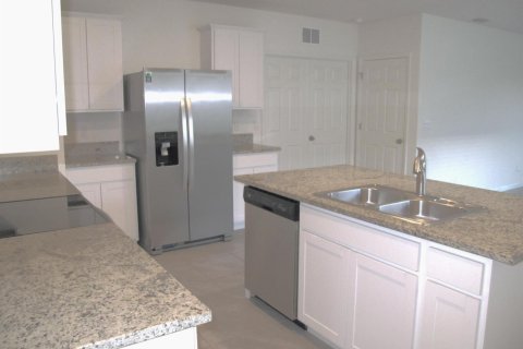 House in Port St. Lucie, Florida 3 bedrooms, 149.94 sq.m. № 2250216 - photo 9