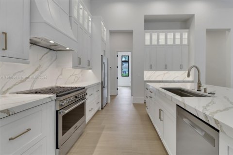 House in Naples, Florida 6 bedrooms, 466.37 sq.m. № 1930365 - photo 16