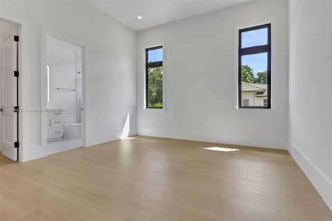 House in Naples, Florida 6 bedrooms, 466.37 sq.m. № 1930365 - photo 27