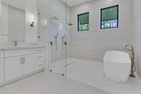 House in Naples, Florida 6 bedrooms, 466.37 sq.m. № 1930365 - photo 22