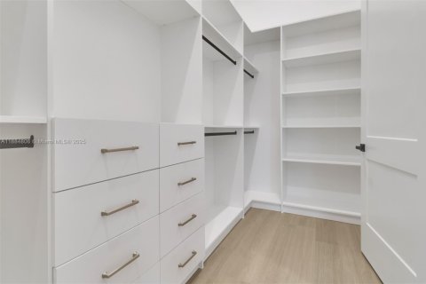 House in Naples, Florida 6 bedrooms, 466.37 sq.m. № 1930365 - photo 20