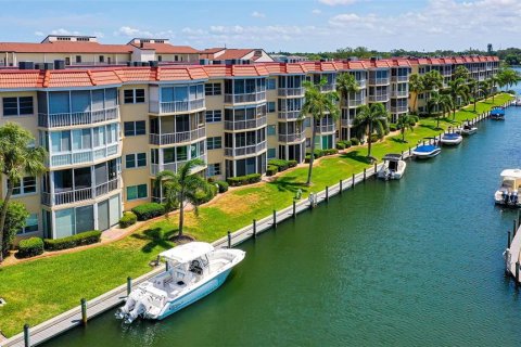 Condo in Sarasota, Florida, 2 bedrooms  № 1780355 - photo 1
