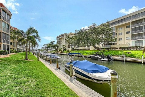 Condo in Sarasota, Florida, 2 bedrooms  № 1780355 - photo 17