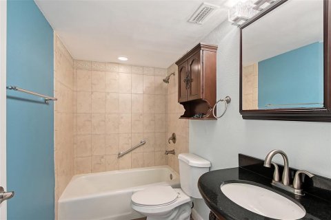 Condo in Sarasota, Florida, 2 bedrooms  № 1780355 - photo 13