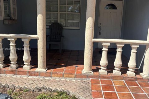 Villa ou maison à vendre à Hallandale Beach, Floride: 2 chambres, 98.1 m2 № 2049835 - photo 6