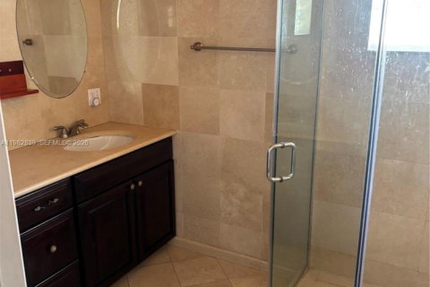 Villa ou maison à vendre à Hallandale Beach, Floride: 2 chambres, 98.1 m2 № 2049835 - photo 11