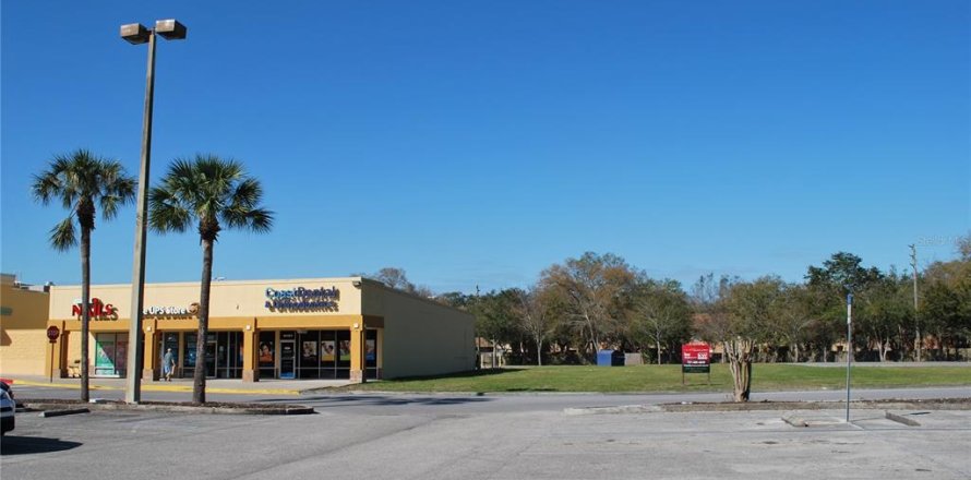 Commercial property in Hudson, Florida № 1666076